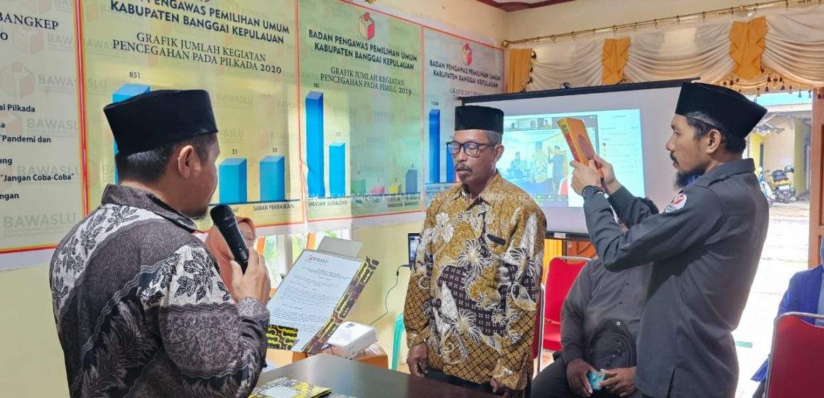 Supriatmo Lumuan Lantik PAW Anggota Panwaslu Kecamatan Bulagi Selatan