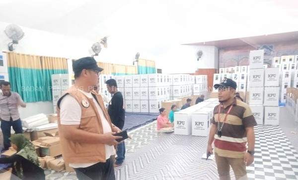 Bawaslu Bangkep Lakukan Pengawasan Pengepakan Logistik Pemilu