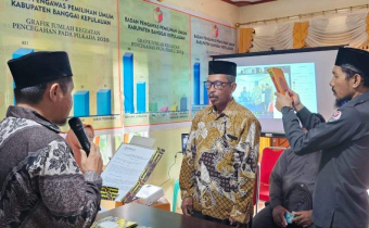 Supriatmo Lumuan Lantik PAW Anggota Panwaslu Kecamatan Bulagi Selatan