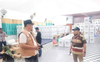 Bawaslu Bangkep Lakukan Pengawasan Pengepakan Logistik Pemilu